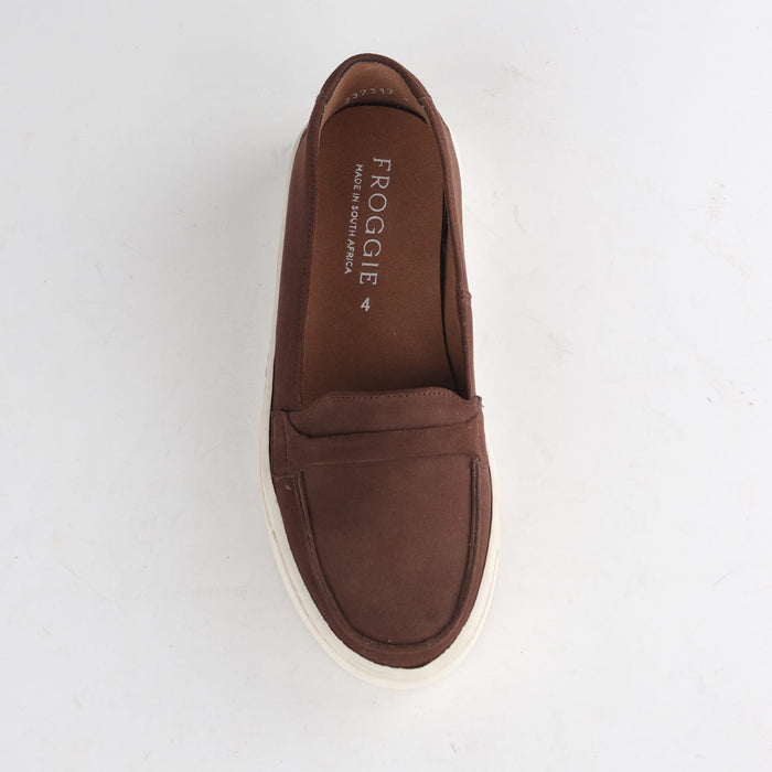 Women’s Froggie loafer sneaker 12991 in brown suede with sporty sole, easy slip-on construction and versatile everyday comfort look.