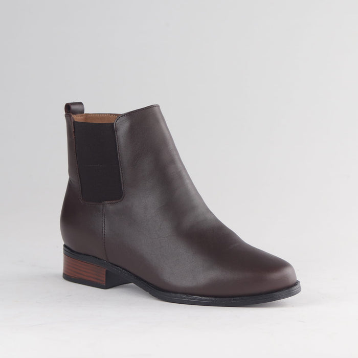 Froggie Women’s Chelsea Ankle Boots 12603 in brown leather with elastic side panels, pull tabs, and durable comfort sole.
