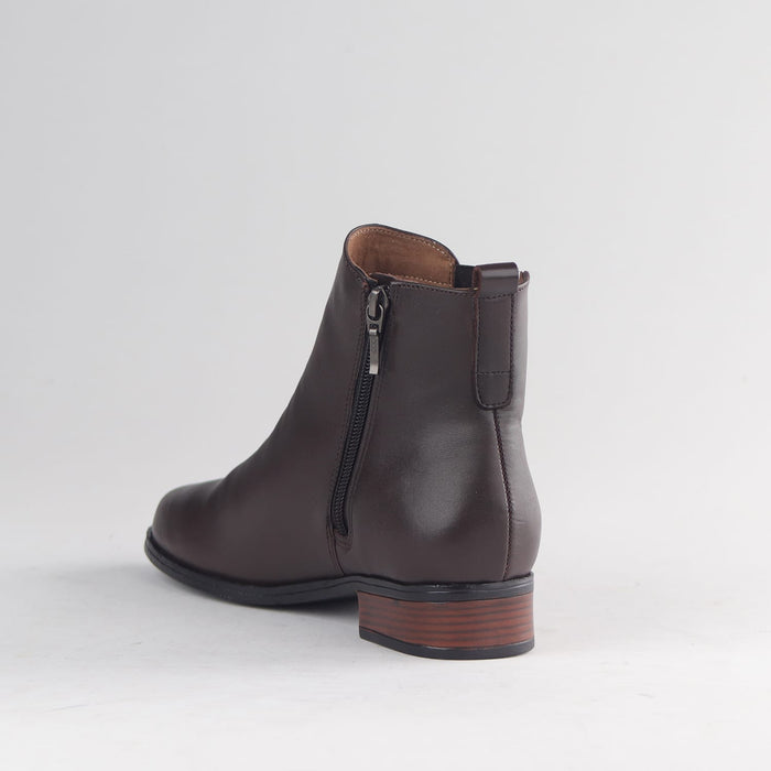 Froggie Women’s Chelsea Boots 12603 crafted in genuine brown leather with flexible side gussets and versatile ankle boot design.