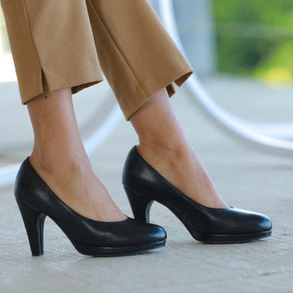 Froggie High Heel Court Shoe in Black- 11790 - close up.