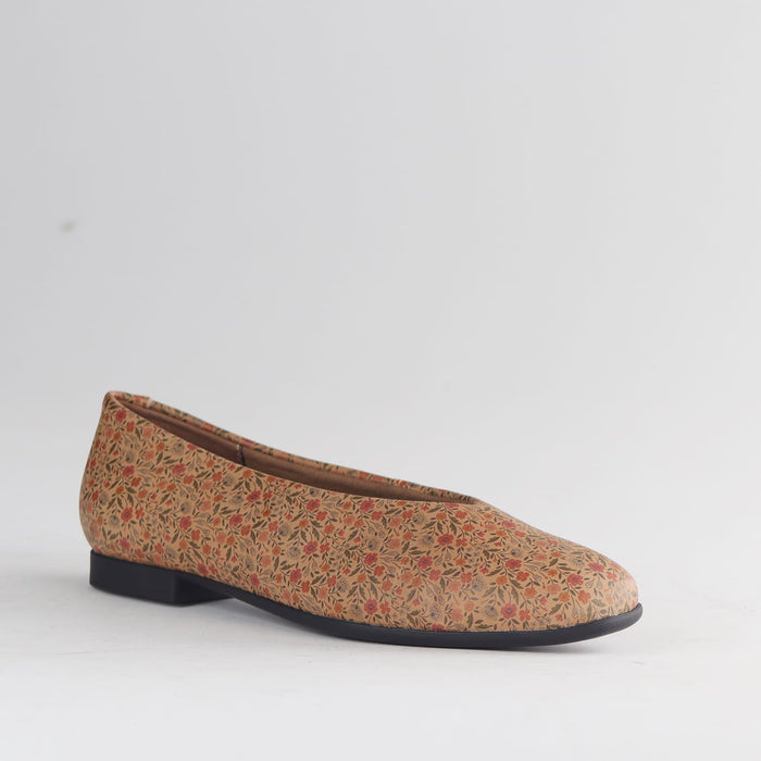 Froggie 13004 women’s flat pump in floral leather with soft leather upper, low-profile sole and versatile casual-to-smart style.