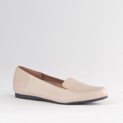 Froggie Women’s Loafer 13033 in ivory leather with slip-on styling, cushioned sole, and elegant everyday comfort design.