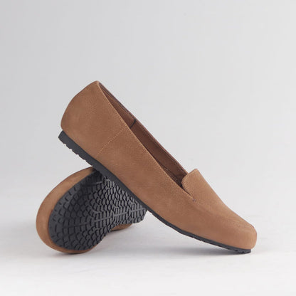 Tobacco leather women’s loafer by Froggie featuring a soft leather upper, lightweight sole, and versatile everyday wear design-13033.