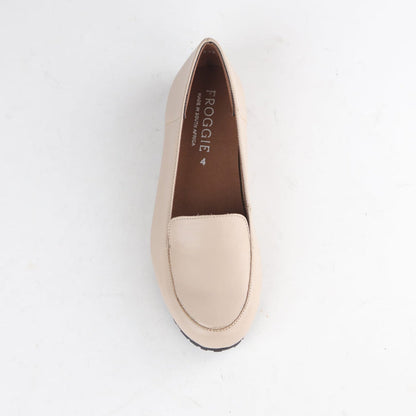 Factory Shop Froggie Women’s Loafer 13033 crafted in genuine ivory leather with classic slip-on fit and timeless fashion appeal.