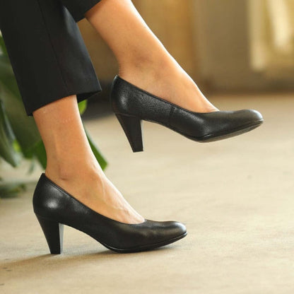 Froggie Mid Heel Court Shoe in Black - 12045 - close up.