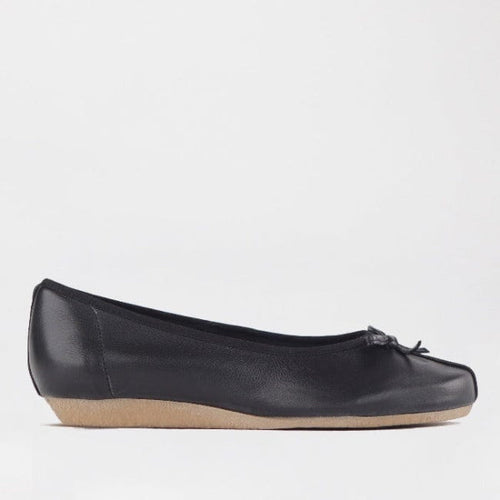 Factory Shop Pump with the Bow in Black - 12564 - single side.