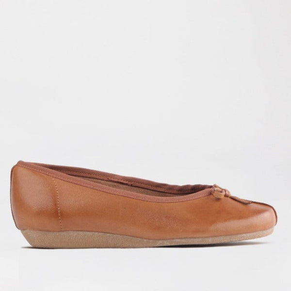Factory Shop Pump with the Bow in Tan - 12564 - single side.