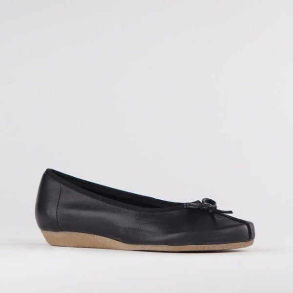 Factory Shop Pump with the Bow in Black - 12564 - side angle.