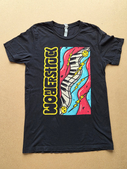 T-shirt Bella+Canvas Wonderstock Noir Délavé — Clavier Piano Psychédélique — M — 100% Coton USA Strong — Bon état