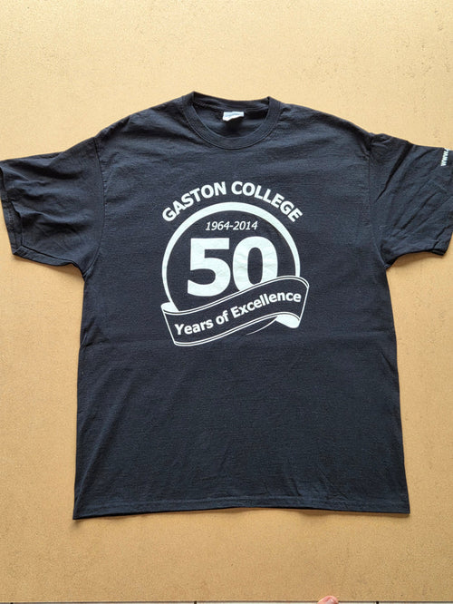 T-shirt Port & Company Gaston College 50 Years of Excellence 1964-2014 Noir — 100% Coton — XL — Très bon état