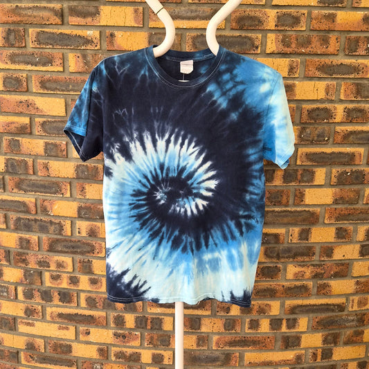 T-shirt tie-dye ColorTone bleu spirale – Taille M