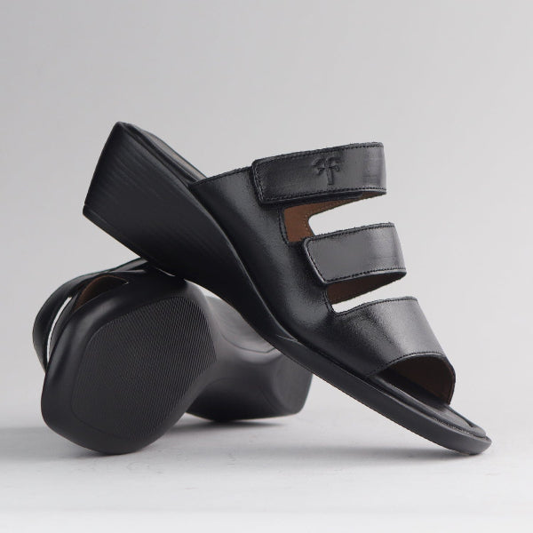 Factory Shop Shoes Froggie Women's Triple Leather strap sandal in Black - 12921