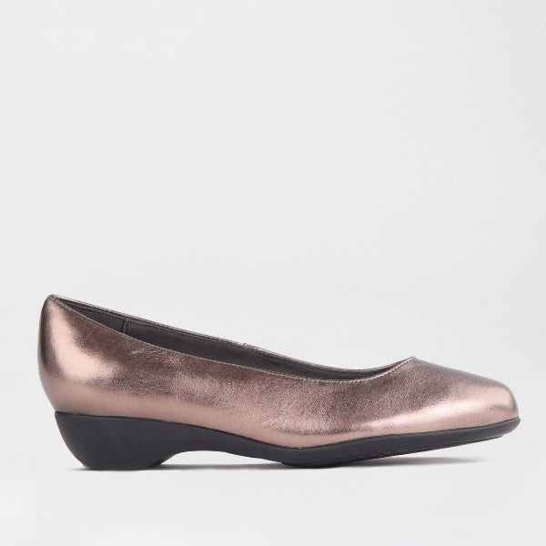Froggie Wider Fit Court Shoe in Lead - 10099 - single side.