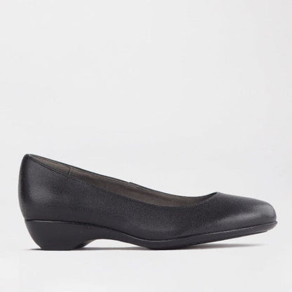 Froggie Wider Fit Court Shoe in Black - 10099 - single side.