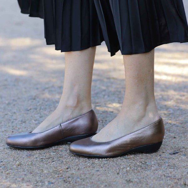 Froggie Wider Fit Court Shoe in Lead - 10099 - close up.