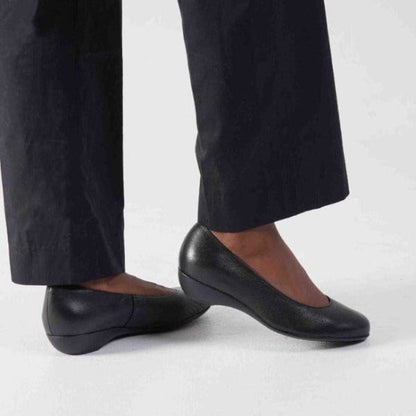 Froggie Wider Fit Court Shoe in Black - 10099 - close up.